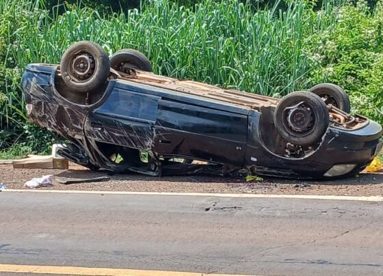 Carro capota na BR-262 e motorista não resistiu (Foto: Osvaldo Nóbrega)