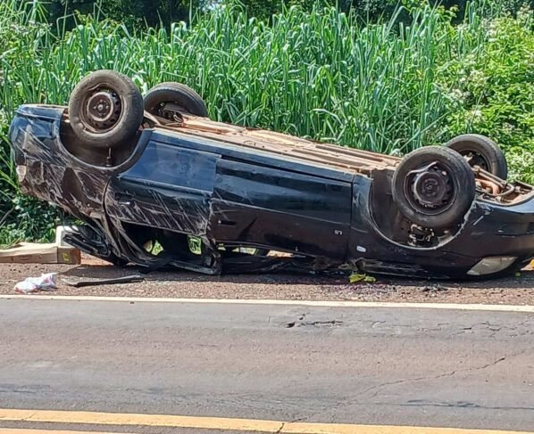 Carro capota na BR-262 e motorista não resistiu (Foto: Osvaldo Nóbrega)