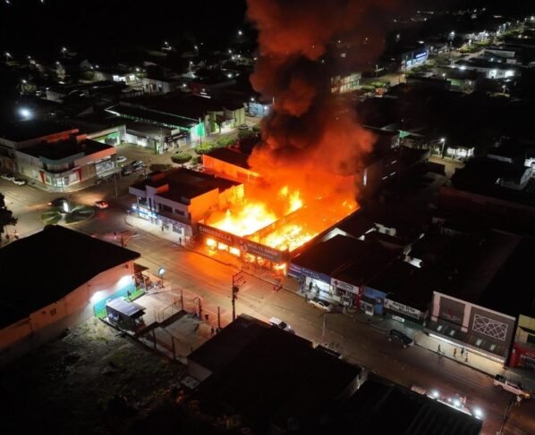 Incêndio destrói loja em Paranatinga e assusta moradores. (Foto: Reprodução)