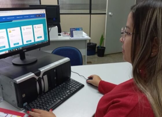 Servidora durante realização de curso no portal Escolagov