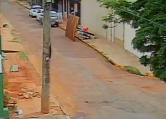 Mulher caída após ser atingida por ponto de ônibus (Foto: WhatsApp)