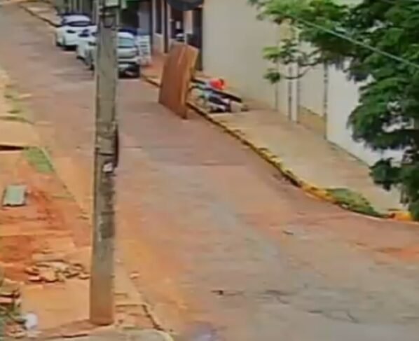 Mulher caída após ser atingida por ponto de ônibus (Foto: WhatsApp)