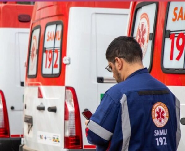 Socorrista do SAMU com ambulâncias ao fundo