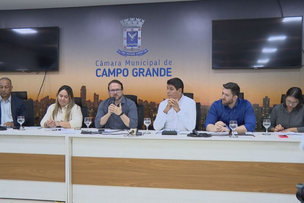 Membros da CPI do Transporte Coletivo durante oitiva nesta segunda-feira (Foto: David Melo/TV Morena)