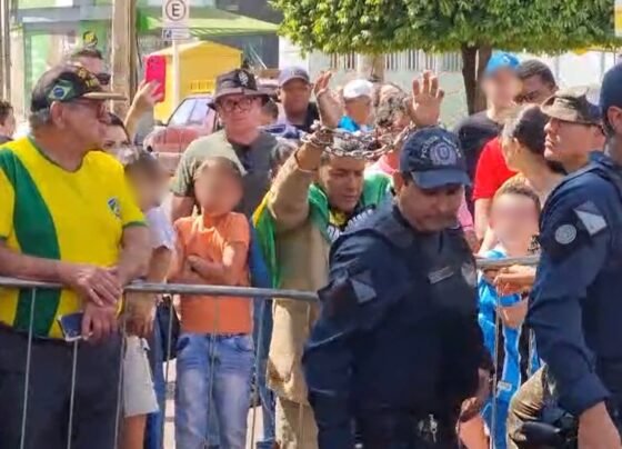Manifestante usando algemas precisou ser controlado pela PM neste 7 de Setembro (Foto: Felipe Ribeiro)